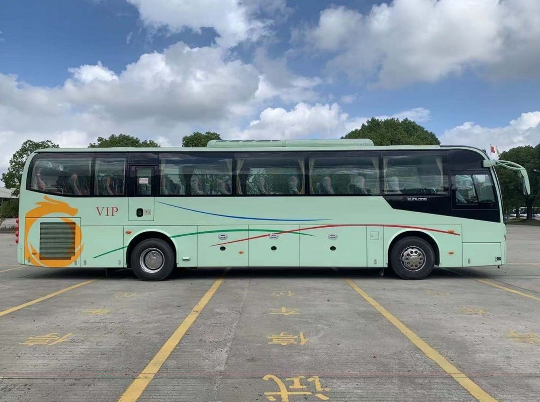 47 zitplaatsen Luxe Diesel Travel Coach Bus met grote motorcapaciteit en comfortabele stoelen