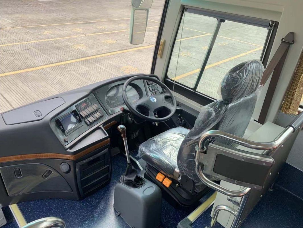 47 zitplaatsen Luxe Diesel Travel Coach Bus met grote motorcapaciteit en comfortabele stoelen