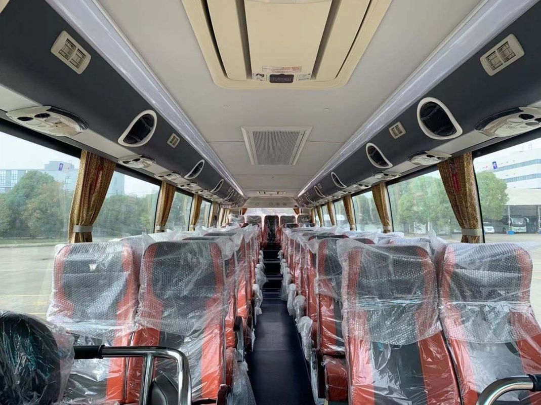 47 zitplaatsen Luxe Diesel Travel Coach Bus met grote motorcapaciteit en comfortabele stoelen