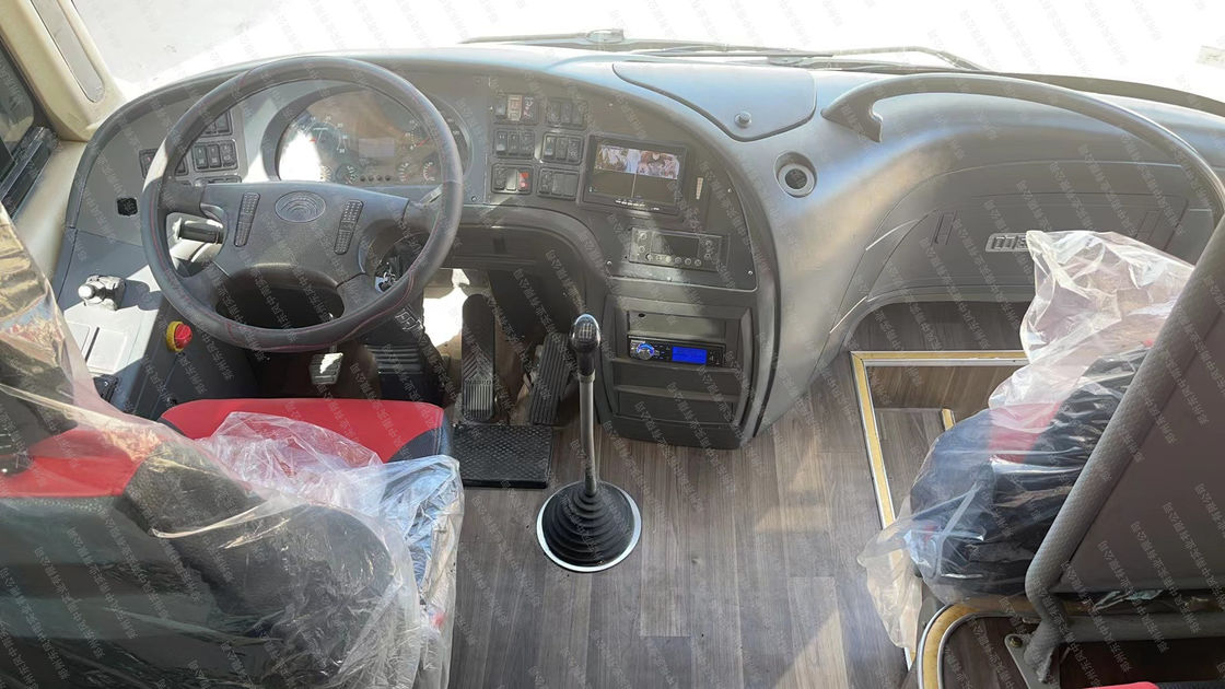 Gebruikte coachbus met een bruto voertuiggewicht van 14660kgs toeristische luxe en stuurbekrachtiging