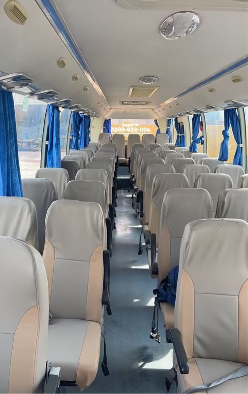 Luxe 30-40 zitplaatsen Tourbus Gebruikte busbus met een motorcapaciteit van 9,726 liter