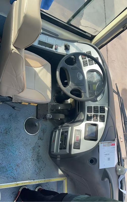 Luxe 30-40 zitplaatsen Tourbus Gebruikte busbus met een motorcapaciteit van 9,726 liter