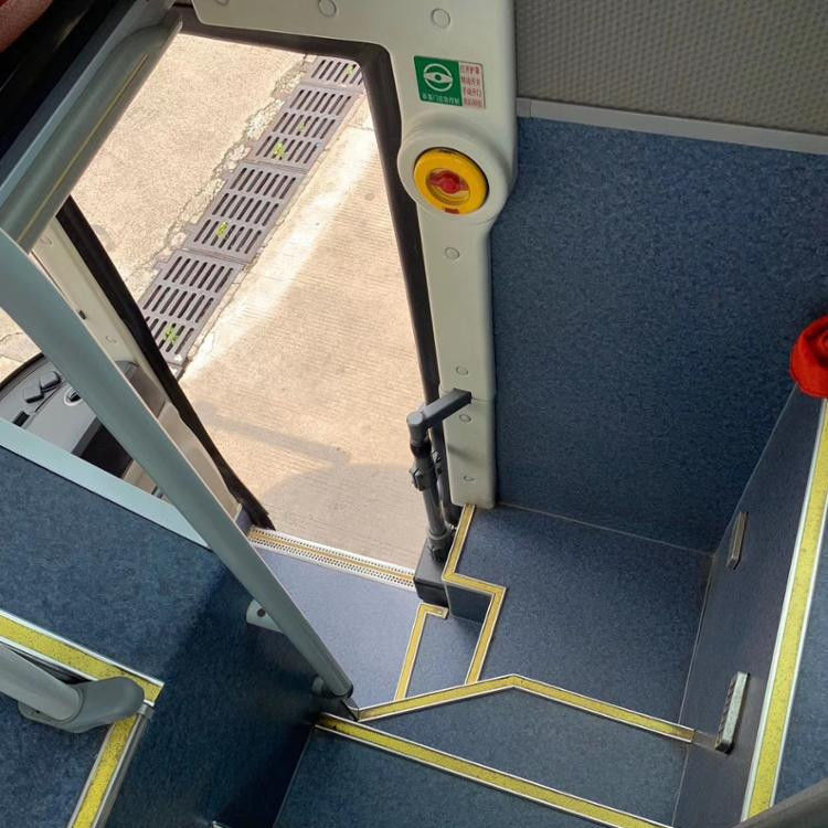 s Beste gebruikte busmodel 55 zitplaatsen Achtermotorbus met maximale snelheid 100 km/u