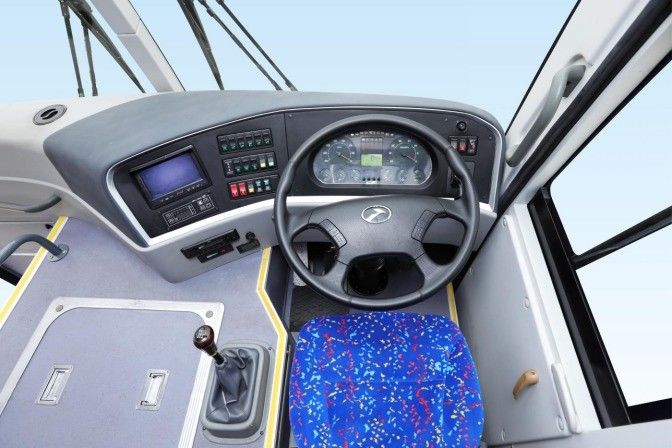 FAST handgestuurde bus met buisloze band 315/80R22.5 en luxe interieur