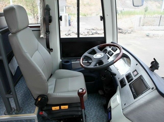 Handgestuurde openbare bus Dongfeng Coach Gebruikte bussen en coaches met 25-30 zitplaatsen