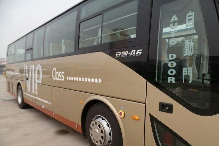 Ontwerp 12m Party Bus Luxe Coach met Yuchai Motor en 65 1 1 zitplaatsen 67 zitplaatsen Bus