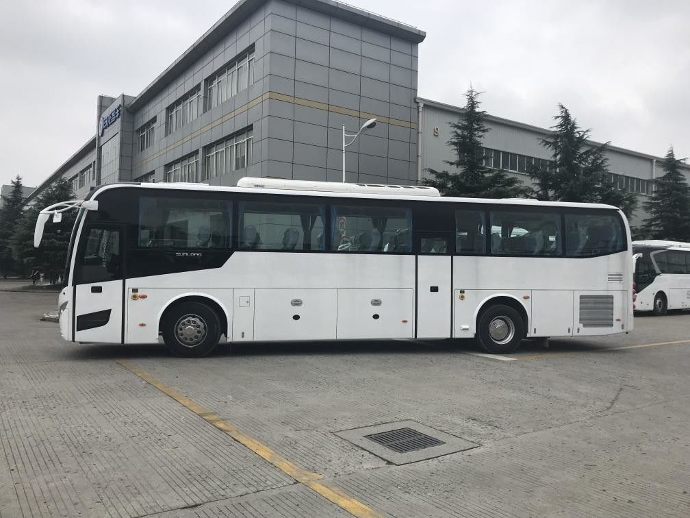 12000*2550*3830mm Gebruikte coachbus Luxe RHD Bus met 39 zitplaatsen en 2200 rpm nominale snelheid