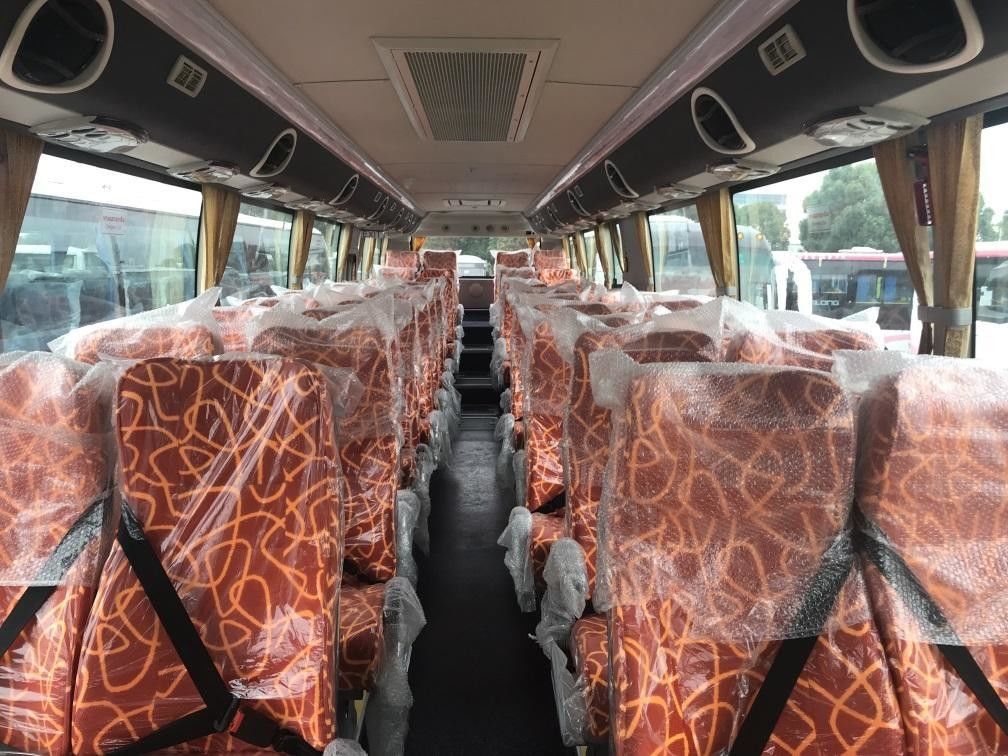 12000*2550*3830mm Gebruikte coachbus Luxe RHD Bus met 39 zitplaatsen en 2200 rpm nominale snelheid