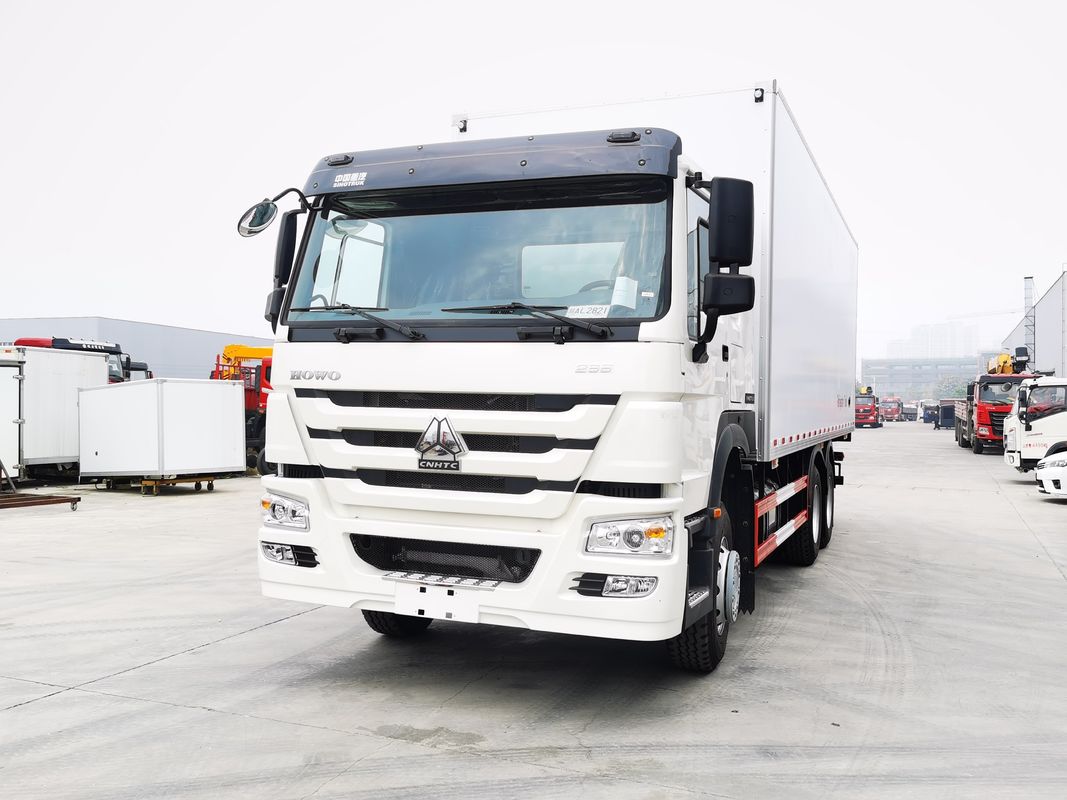 Minus 18 tot 20 graden Temperatuur bereik Sinotruk HOWO 6x4 koeltruck