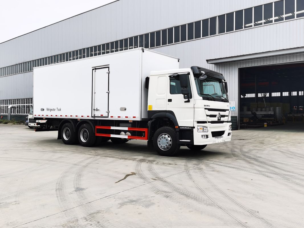 Minus 18 tot 20 graden Temperatuur bereik Sinotruk HOWO 6x4 koeltruck