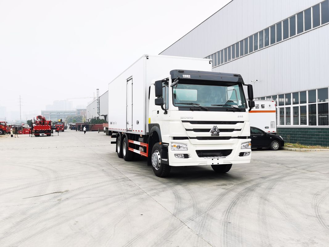 Minus 18 tot 20 graden Temperatuur bereik Sinotruk HOWO 6x4 koeltruck