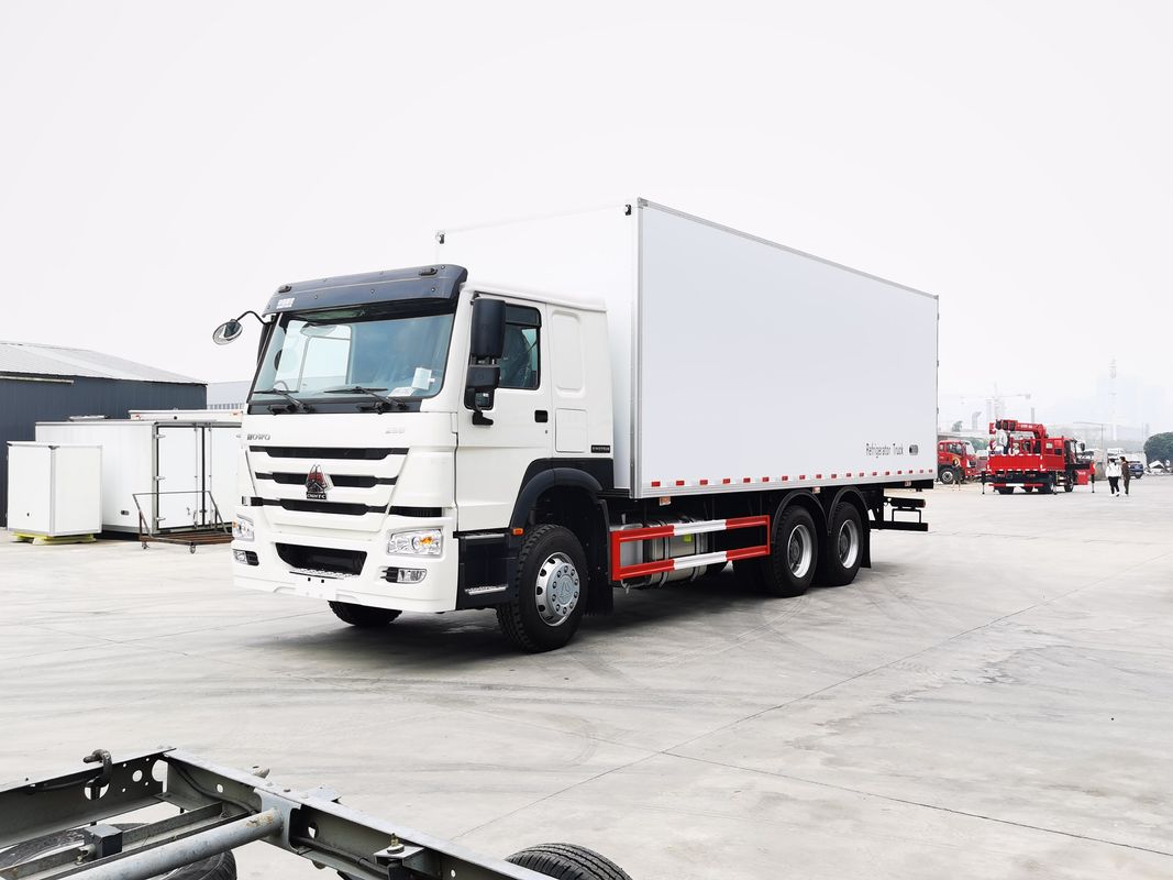 Minus 18 tot 20 graden Temperatuur bereik Sinotruk HOWO 6x4 koeltruck
