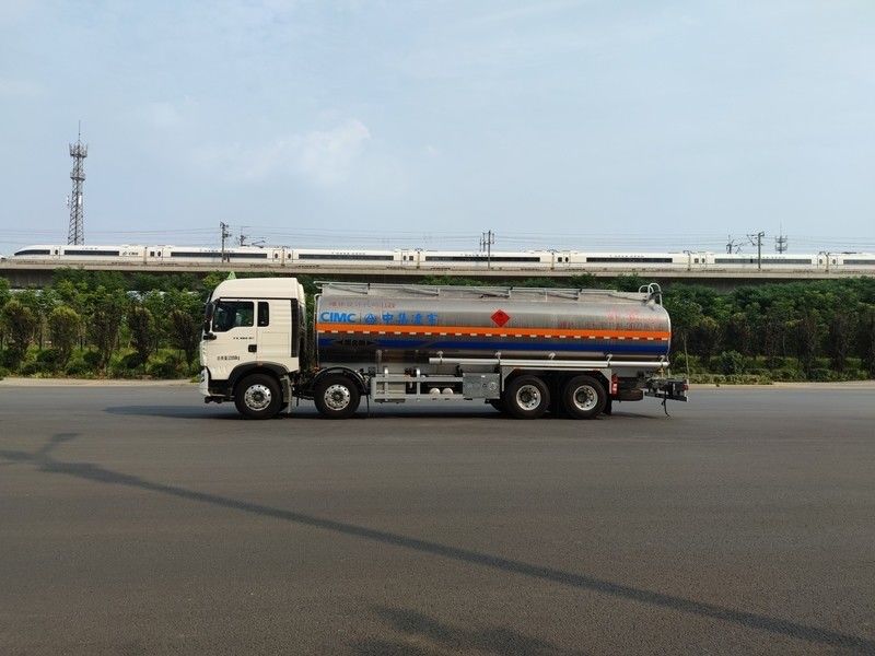 CIMC LINYU 8*4 30m3 SINO aluminium legering Diesel Tanker Truck voor het vervoer van vloeibare brandstof