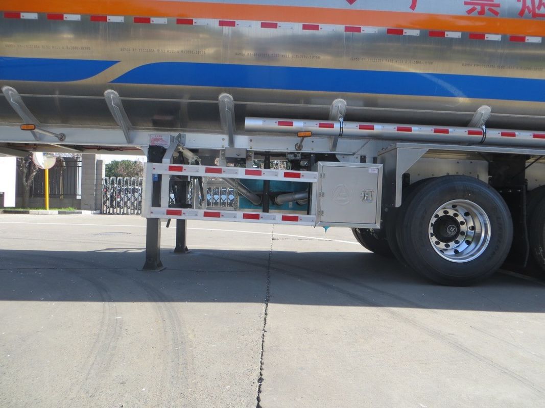 46000 Lite Oil Gasoline Semi-trailer Fuel Tanker Transport Truck Trailer door CIMC LINYU