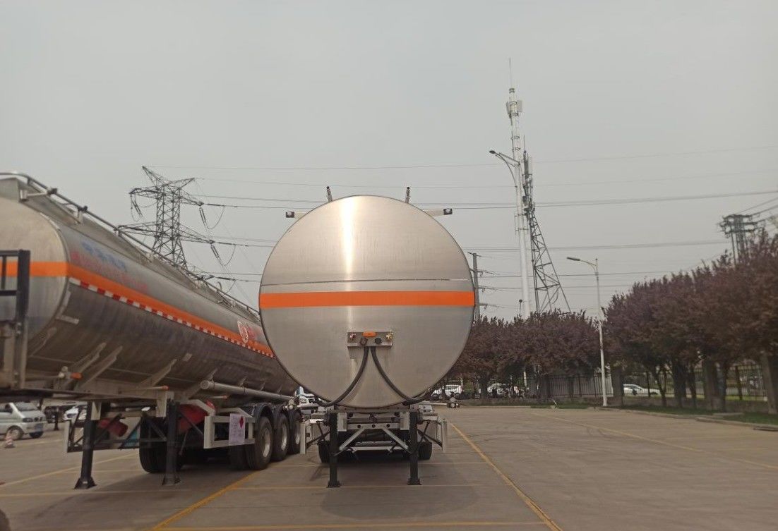 CIMC LINYU 46000L Tanker met brandstof van aluminiumlegeringen Aanhangwagen met wielbasis 6150 1310 1310