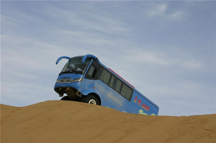 6700mm Lengte 4x4 Desert Bus Off-road Awd 14 zitplaatsen Passagiersbus Voor Afrika Euro 3 emissie standaard