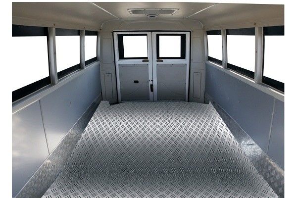 180 pk 4x4 off-road bus Dongfeng EQ6750PT met 4-6L motorcapaciteit en 2420mm totale breedte