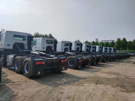 300Ltr brandstoftank Sinotruk Howo 6x4 vierwielaandrijving trekker vrachtwagen voor het voordeel