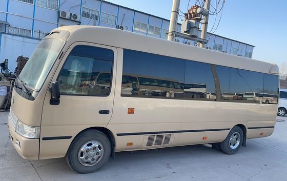 30 zitplaatsen LHD Driving Bus met 4104 ml verplaatsing en dieselbrandstof om aan uw behoeften te voldoen