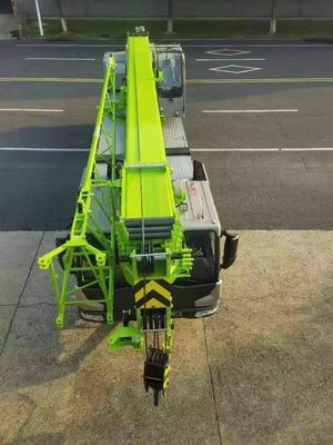 25 ton gebruikte Zoomlion ZTC250A562 mobiele vrachtwagenkraan met en andere hydraulische pomp