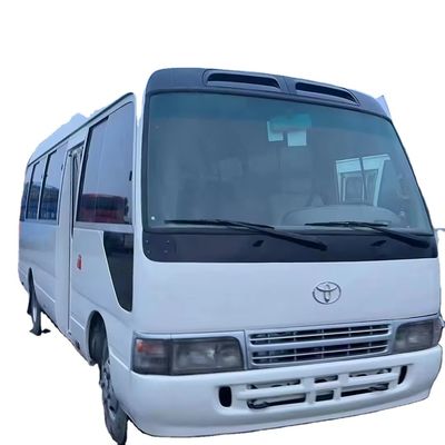 Linksgestuurde Toyota Coaster Bus met 9.00R20 banden en 4L motorcapaciteit