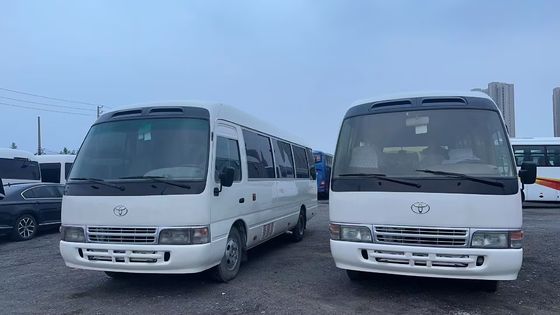 Linksgestuurde Toyota Coaster Bus met 9.00R20 banden en 4L motorcapaciteit
