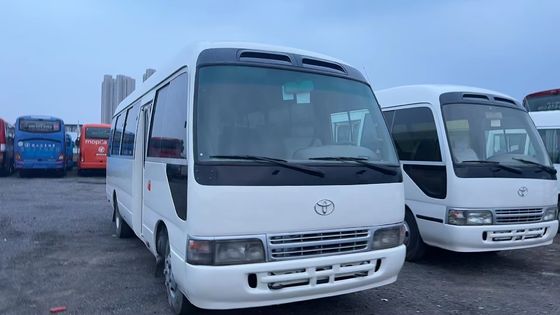 Linksgestuurde Toyota Coaster Bus met 9.00R20 banden en 4L motorcapaciteit