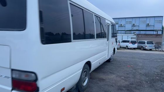Linksgestuurde Toyota Coaster Bus met 9.00R20 banden en 4L motorcapaciteit