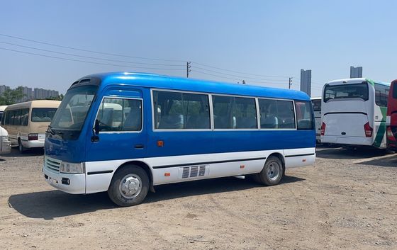 7005*2040*2785mm Comfortabel gebruikte Toyota Coaster 30 zitplaatsen bus met dieselmotor