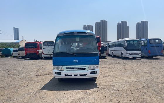 7005*2040*2785mm Comfortabel gebruikte Toyota Coaster 30 zitplaatsen bus met dieselmotor