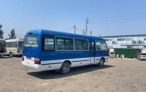 7005*2040*2785mm Comfortabel gebruikte Toyota Coaster 30 zitplaatsen bus met dieselmotor