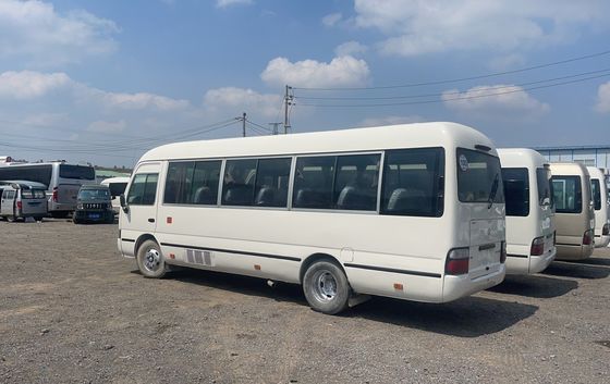 30 zitplaatsen Gebruikte Toyota Coaster Bus in goede staat en 7005*2040*2785 afmetingen