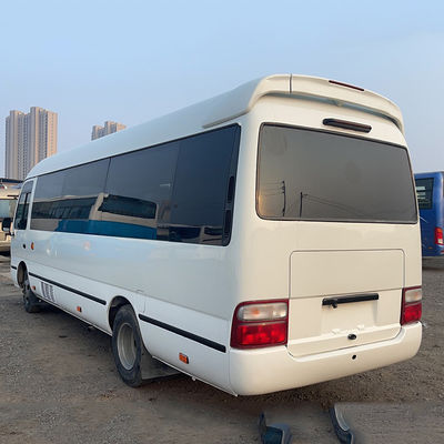 30 zitplaatsen Gebruikte Toyota Coaster Bus met maximaal vermogen van 113/5200kw en zitcapaciteit van 30