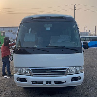30 zitplaatsen Gebruikte Toyota Coaster Bus met maximaal vermogen van 113/5200kw en zitcapaciteit van 30
