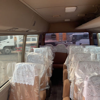 30 zitplaatsen Gebruikte Toyota Coaster Bus met maximaal vermogen van 113/5200kw en zitcapaciteit van 30