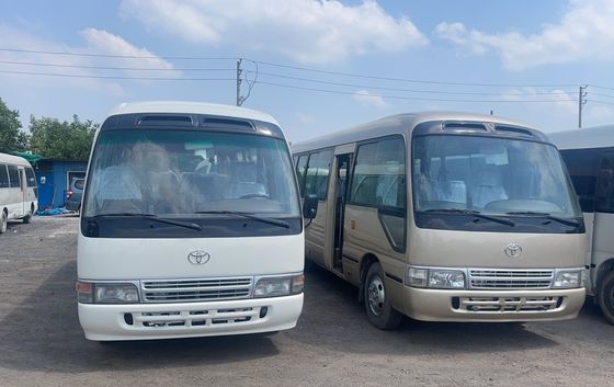30 zitplaatsen Gebruikte Toyota Coaster Bus met 9.00R20 banden en maximaal vermogen van 113/5200 kW