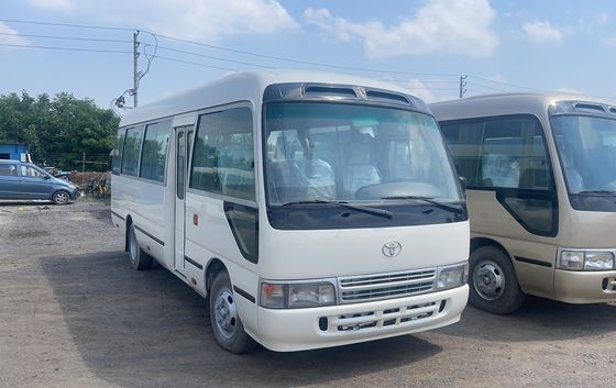 30 zitplaatsen Gebruikte Toyota Coaster Bus met 9.00R20 banden en maximaal vermogen van 113/5200 kW