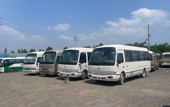 30 zitplaatsen Gebruikte Toyota Coaster Bus met 9.00R20 banden en maximaal vermogen van 113/5200 kW