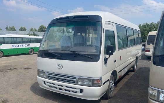 30 zitplaatsen Gebruikte Toyota Coaster Bus met 9.00R20 banden en maximaal vermogen van 113/5200 kW