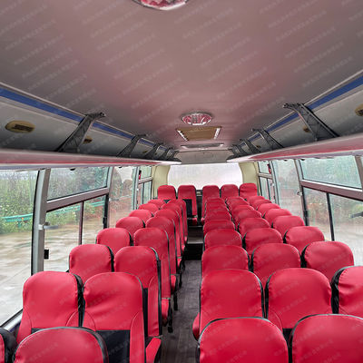 Bussen met hoge capaciteit 57 zitplaatsen Gebruikte bussen Goed gerenoveerd Chinese busbus met 280 pk motor
