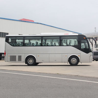 Luxe bus met 38 zitplaatsen, maximale snelheid 100 km/u en stoepgewicht 9750