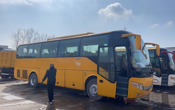 51 zitplaatsen Luxe passagiersbussen met achtermotor Ruime en comfortabele interieurs